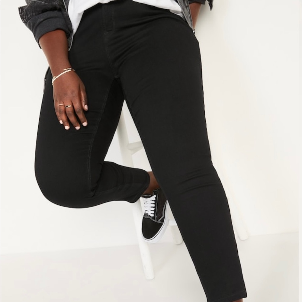 Old Navy Rockstar High Rise Super Skinny 20R Black. Worn a handful of times
